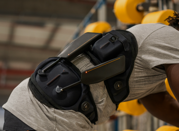 L'exosquelette Japet.W+ soulage le dos au travail.